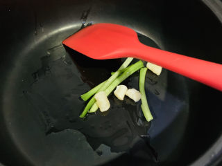 蔬菜虾仁粥,煸炒葱白，可加一点浸泡好的干贝；