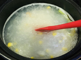 蔬菜虾仁粥,开始要多搅拌几次，前面很容易粘底；