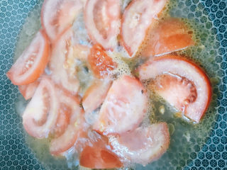 番茄牛腩面,加清水、盐