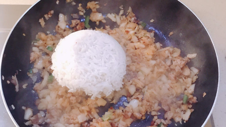 韩式泡菜炒饭,炒香后倒入米饭