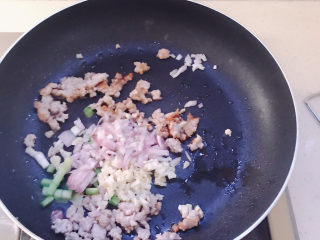 韩式泡菜炒饭,煎出油之后放入红葱头，蒜头和葱白。