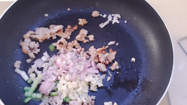 韩式泡菜炒饭,煎出油之后放入红葱头，蒜头和葱白。