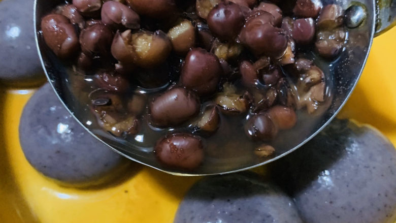 红豆汤圆,将红豆连红豆汤装入盛有汤圆的锅内；