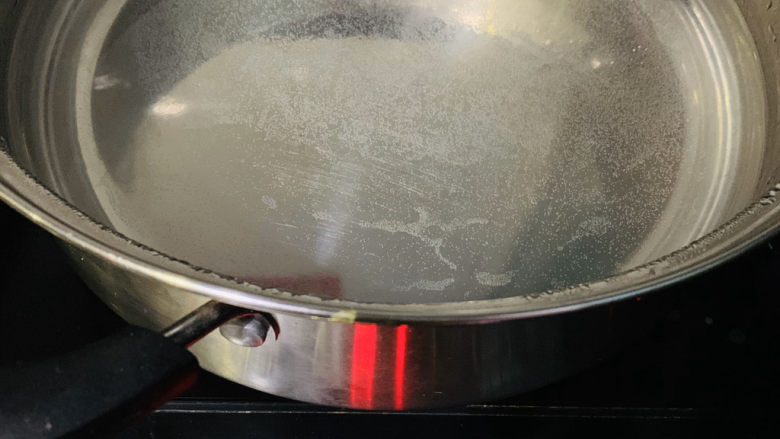红豆汤圆,红豆快煮好时，汤锅里加水，煮沸；