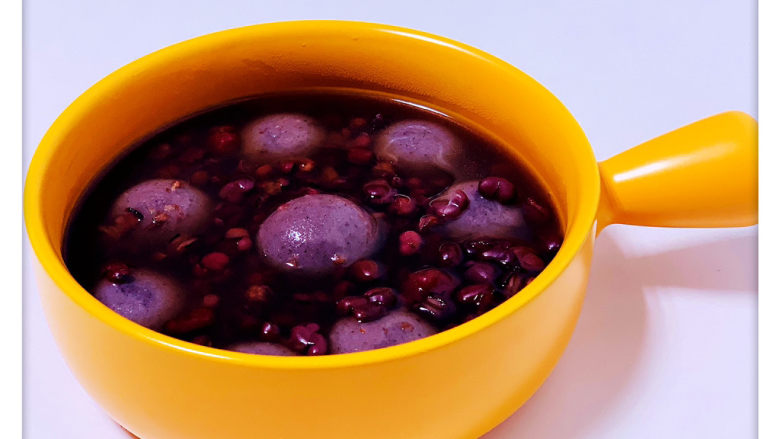 红豆汤圆,如果觉得汤圆已经够甜，在煮红豆时可以不加冰糖；