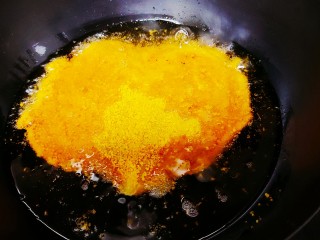奥尔良炸鸡排,锅中倒油，油热后放入鸡块