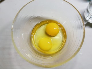 菠菜鸡蛋羹,鸡蛋敲入碗中