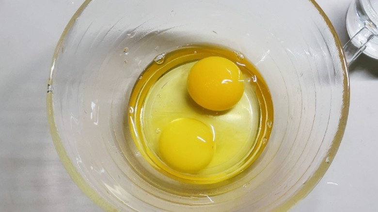 菠菜鸡蛋羹,鸡蛋敲入碗中