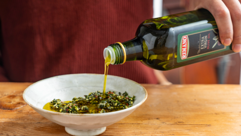 别让你的红酒等太久，热辣青酱牛排 ,再倒入橄榄油搅拌均匀备用。