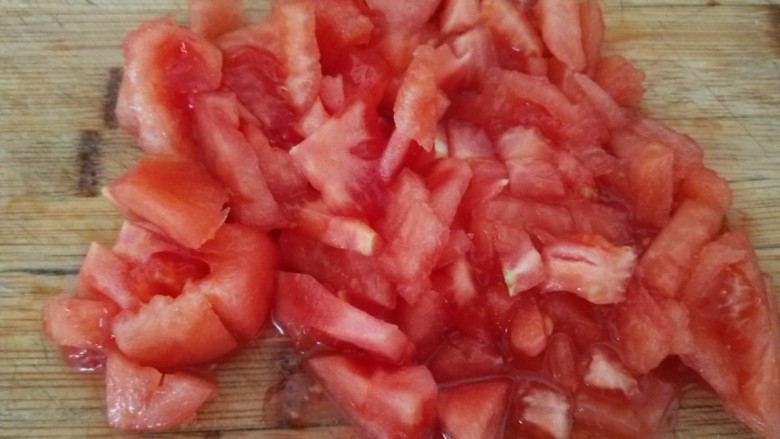 番茄牛腩面,直接切成小块。