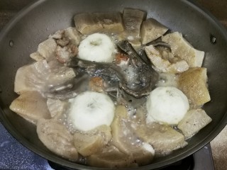 特色柚子皮盆菜,第一步：锅烧热油下姜蒜，先将烧肉、鹅爪爆炒下料酒，再下茨菇、莲子和柚子皮中小火炆30分钟。