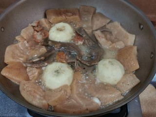 特色柚子皮盆菜,加蚝油炆够时间，调味，放盆子最下层。