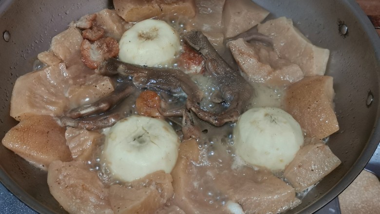 特色柚子皮盆菜,加蚝油炆够时间，调味，放盆子最下层。