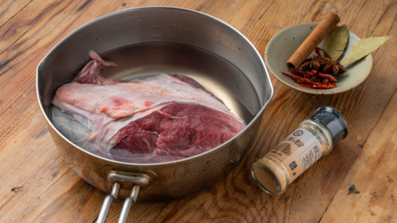 最是解馋的滋味，元气酱香卤牛肉,把牛腱清洗干净浸泡温水出出血水。