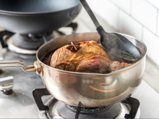 最是解馋的滋味，元气酱香卤牛肉,大火煮开然后转小火焖煮40分钟，期间打开锅盖撇去浮沫。