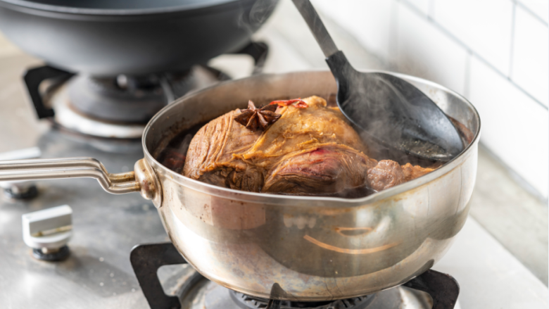 最是解馋的滋味，元气酱香卤牛肉,大火煮开然后转小火焖煮40分钟，期间打开锅盖撇去浮沫。