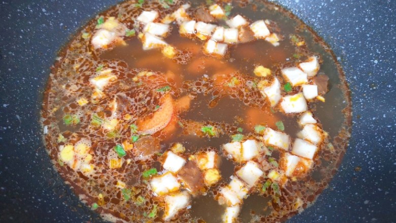 老坛酸菜牛肉面,下入香菇丁和胡萝卜烧开，煮一分钟。