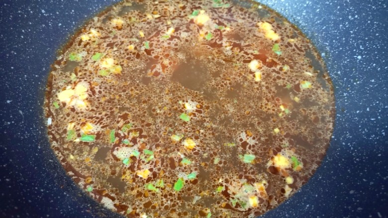 老坛酸菜牛肉面,锅内倒水，加入酱料包、调料包和蔬菜包烧开。