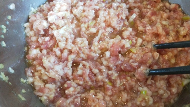 猪肉白菜包子,花椒油倒入盆中搅拌均匀。