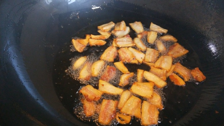 猪肉白菜包子,熬制金黄捞出来。