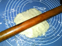 枣泥芸豆卷,用擀面杖擀成18x12cm的片状