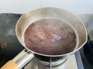 红豆汤圆,红豆汤倒入雪平锅再次煮沸
