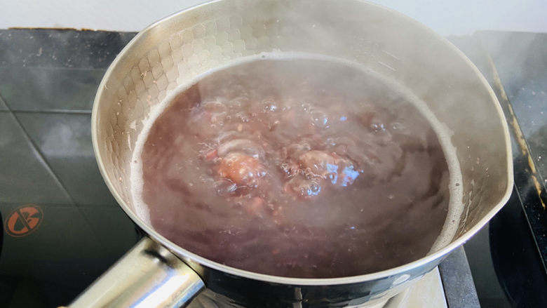 红豆汤圆,红豆汤倒入雪平锅再次煮沸
