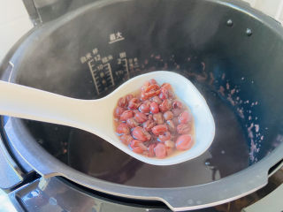 红豆汤圆,20分钟后红豆煮熟