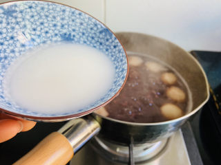 红豆汤圆,倒入淀粉水，边倒边搅拌