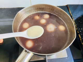 红豆汤圆,加入一勺炼乳搅匀均匀