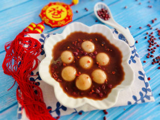 红豆汤圆,盛入漂亮的器皿，撒上桂花