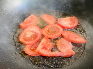 番茄牛腩面,起油锅放入西红柿翻炒出汁