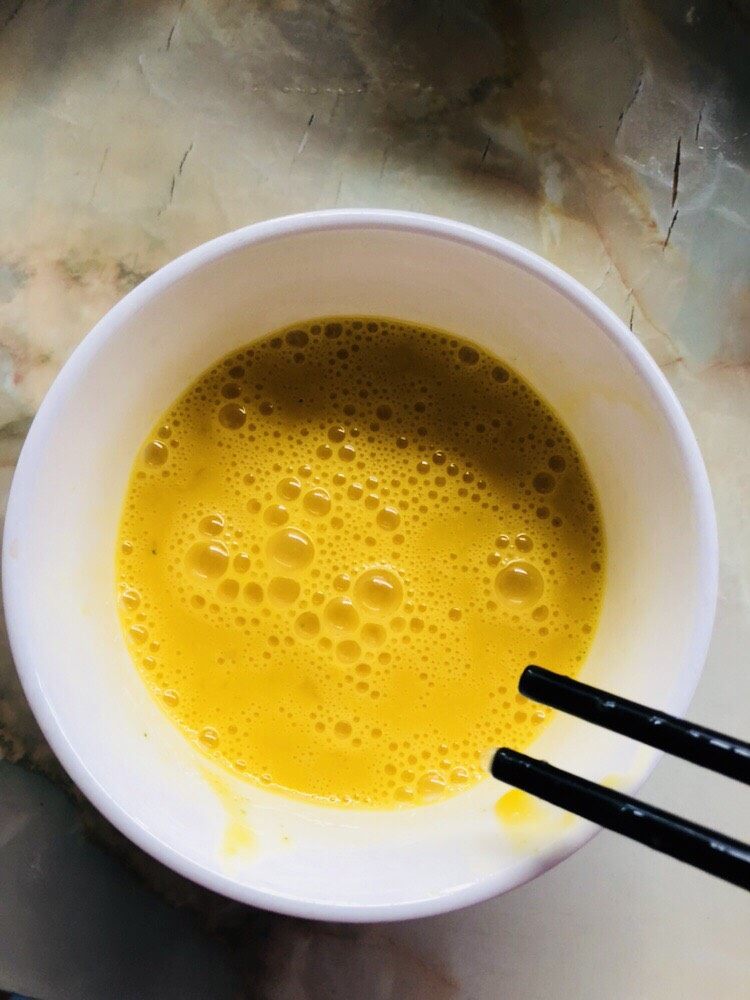 菠菜鸡蛋羹（两个版本）,用筷子快速搅拌用力至完全打散，有大气泡产生。