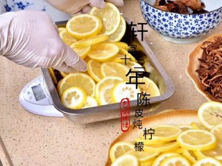 止咳化痰－陈皮冰糖柠檬膏（不含川贝）,然后铺一层柠檬