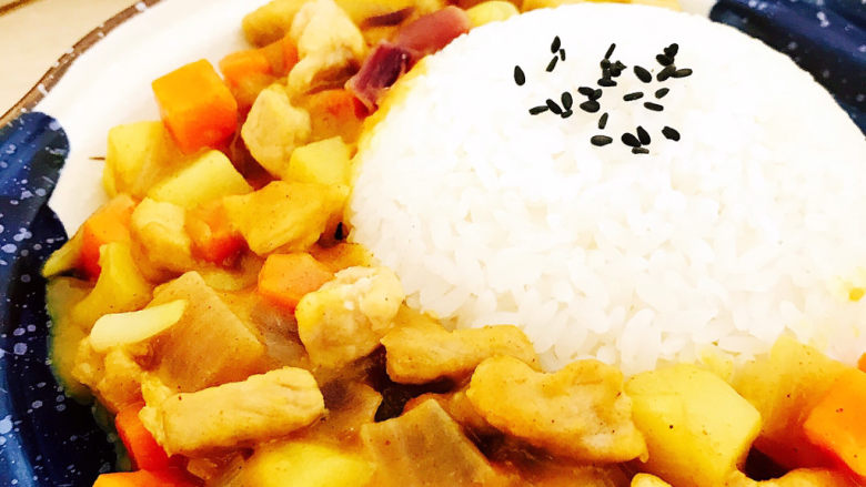 咖喱饭🍛,将做好的咖喱土豆装入盘中。