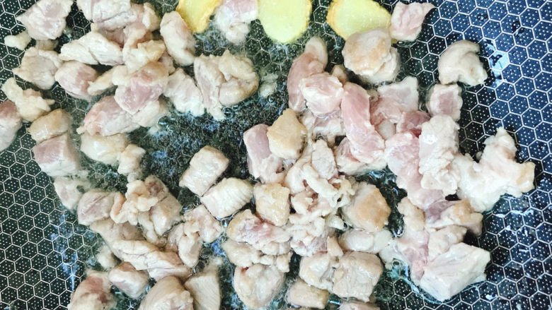 咖喱饭🍛,倒入猪肉粒炒至断生，盛出备用。