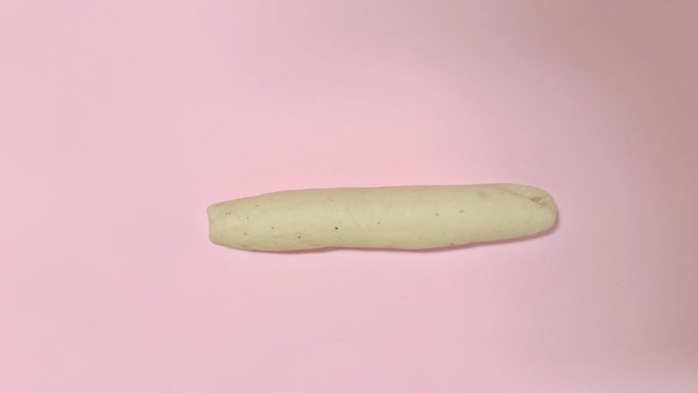小月龄宝宝零食：红枣山药磨牙棒,在硅胶垫上搓成长条