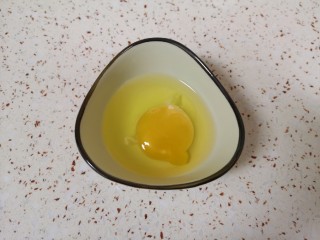油炸汤圆,鸡蛋打散。