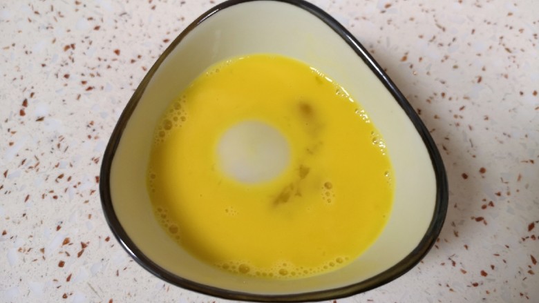 油炸汤圆,夹一个煮好的汤圆放入蛋液里面浸泡几秒。