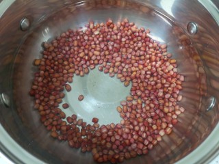 红豆汤圆,加入水大火烧开，转中小火煮至红豆开花（大概需要35-40分钟）。