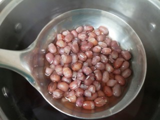 红豆汤圆,红豆煮好以后打开锅盖。