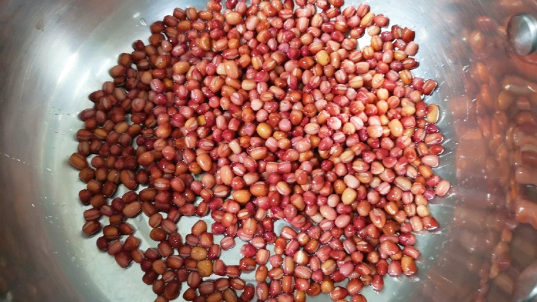 红豆汤圆,泡好的红豆清洗干净放入锅里。