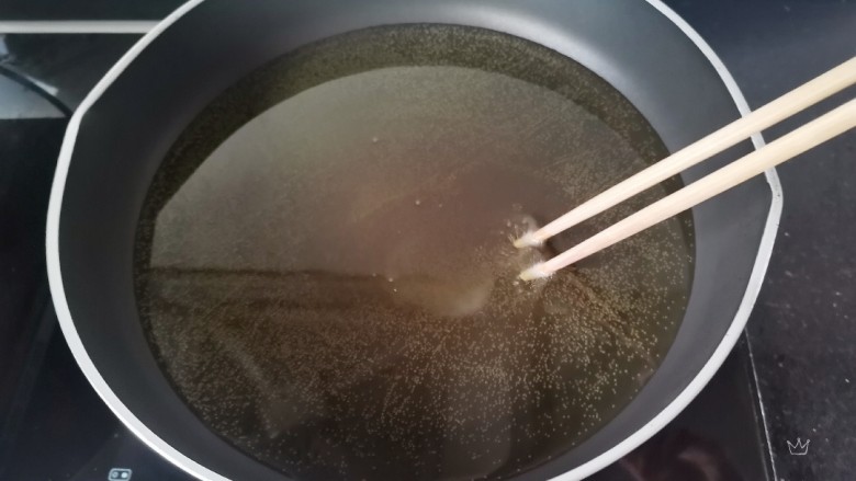 油炸汤圆,平底锅热锅冷油，烧至筷子放进去冒泡