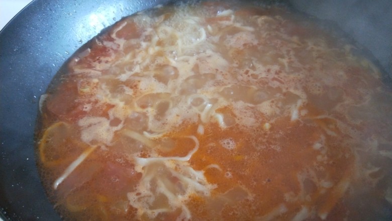 番茄牛腩面,煮开锅，加入适量盐。