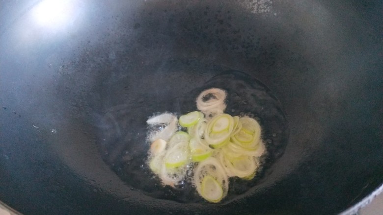 番茄牛腩面,锅中倒油炒香葱花。