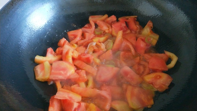 番茄牛腩面,倒入番茄炒均匀。