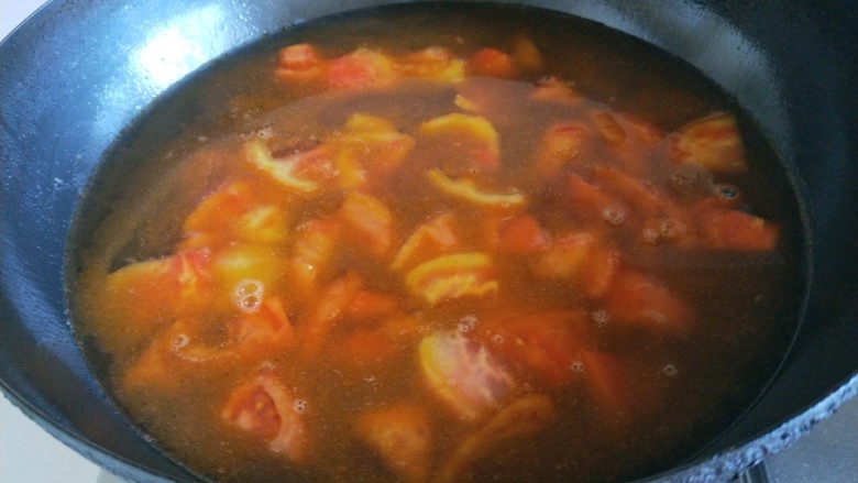 番茄牛腩面,倒入开水烧开。