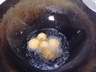 油炸汤圆,然后放到油锅里炸。注意观察汤圆，涨起来快要裂的时候就可以了。
