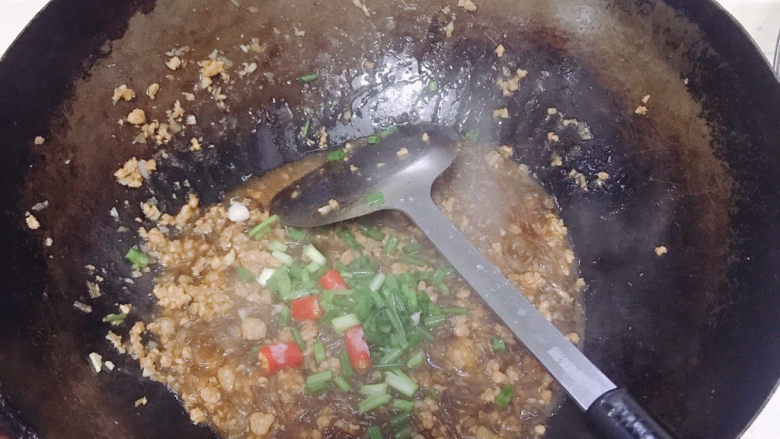粉条炒肉,最后撒上葱花和小米辣翻炒均匀就可以了。