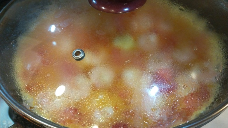 虾仁番茄炒蛋,盖上盖子焖两分钟。